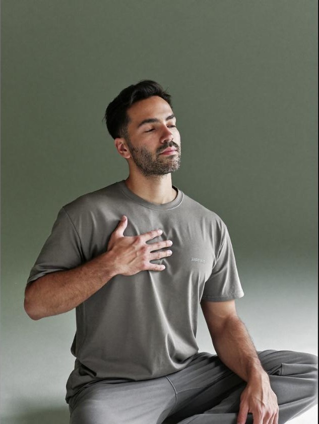 Man practicing seated box breathing as a deliberate pre-performance routine