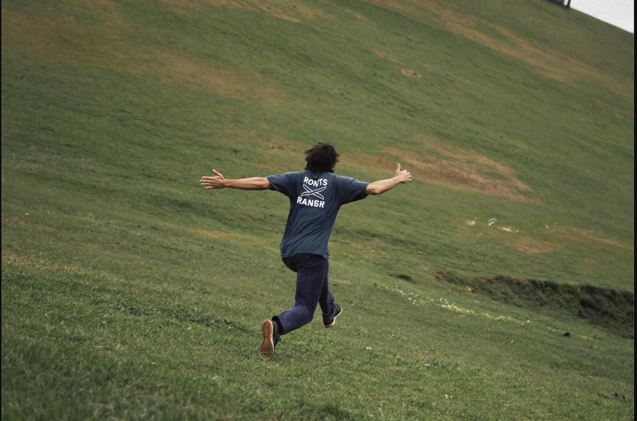Man pushing through a demanding uphill sprint, representing sustainable mental toughness under load
